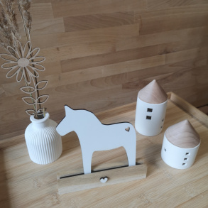 Dalahest i tr med sokkel