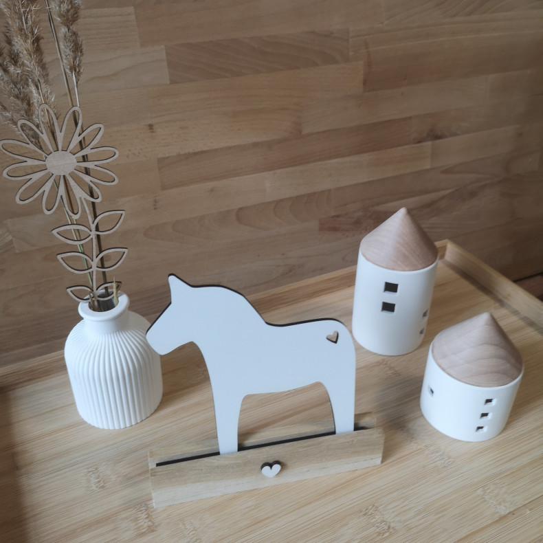 Dalahest i tr� med sokkel