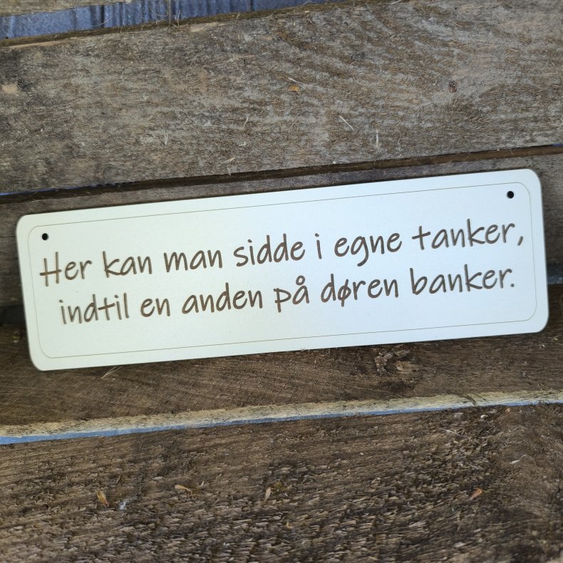 Humoristisk skilt "Her kan man sidde i egne tanker....."