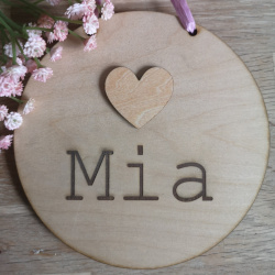 Navneskilt i tr med hjerte