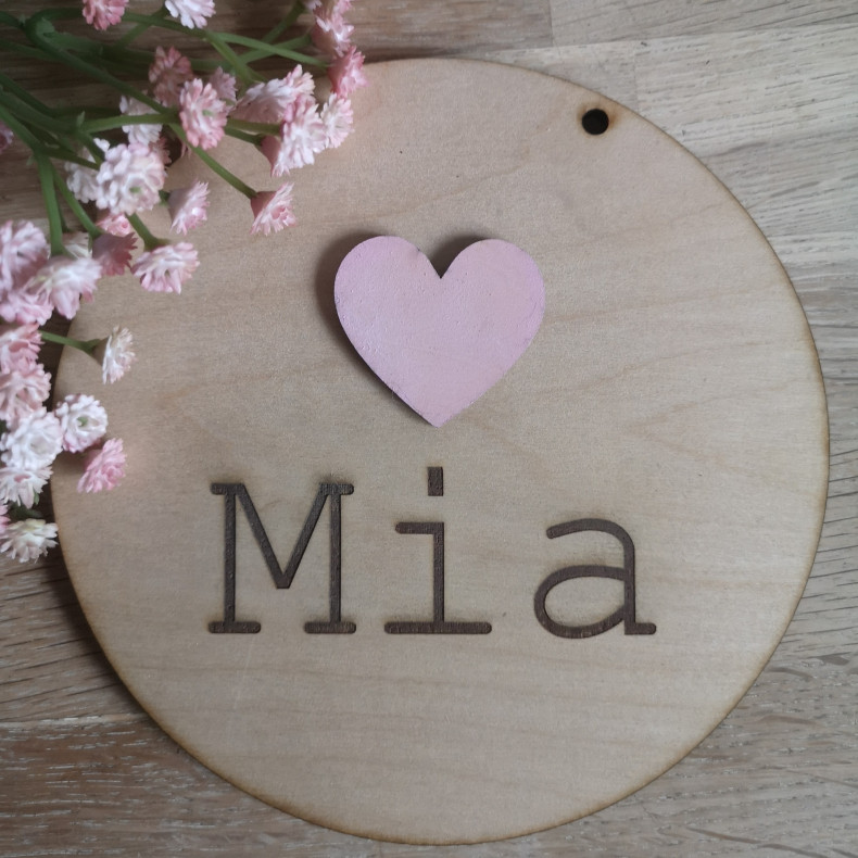 Navneskilt i tr� med hjerte