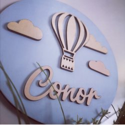 Navneskilt Ballon i tr til brnevrelse