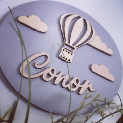 Navneskilt Ballon i tr til brnevrelse