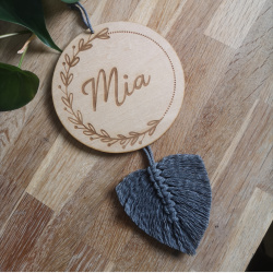 Navneskilt i tr - med fjer?