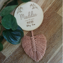 Navneskilt med fdselsdato og makrame?