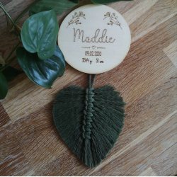 Navneskilt med fdselsdato og makrame?