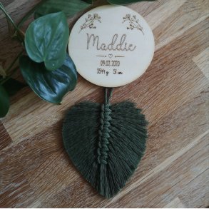 Navneskilt med fdselsdato og makrame?