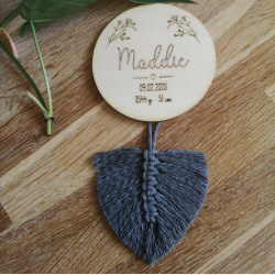 Navneskilt med fdselsdato og makrame?