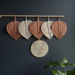 Navneskilt med fdselsdato og makrame?