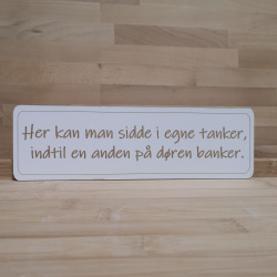 Humoristisk skilt "Her kan man sidde i egne tanker....."