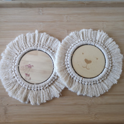 Navneskilt i tr med macrame