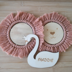 Navneskilt i tr med macrame