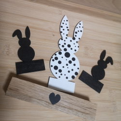 3 Pskehare med prikker i tr