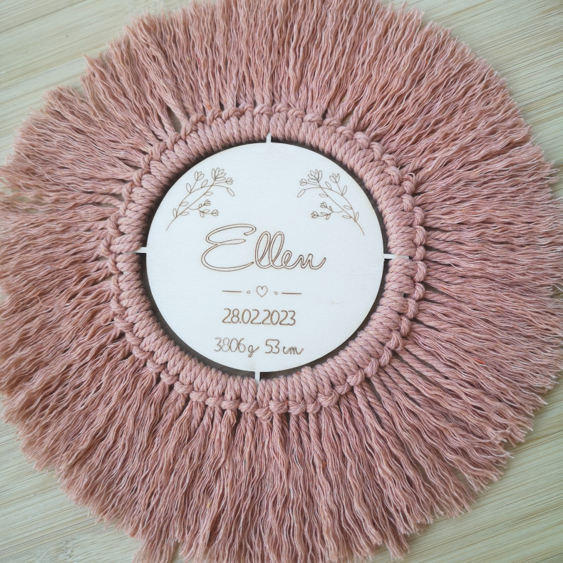Navneskilt i tr� med macrame
