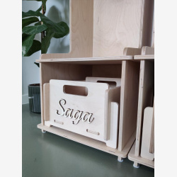 Navneskilt i tr fx til kasser fra garderobemblet Bertram (PixiForm) 