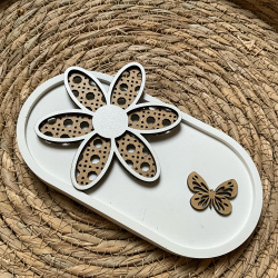 Blomster med Rattan i tr