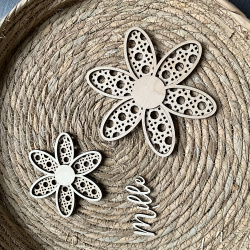 Blomster med Rattan i tr