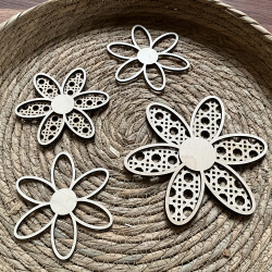 Blomster med Rattan i tr